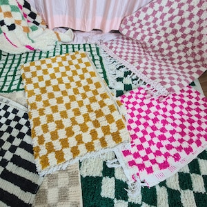 tapis à carreaux marocain - tapis en damier- tapis beniourain, tapis en laine -tapis vert-tapis jaune-tapis noir-tapis rouge - grand tapis -tapis boho -tapis de zone