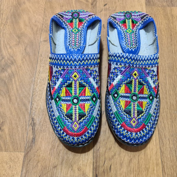 Pantoufle berbère marocain. Babouche amazighe en cuir. chaussures marocaines en cuir. Babouche berbère originale. Mocassins amazighs en cuir