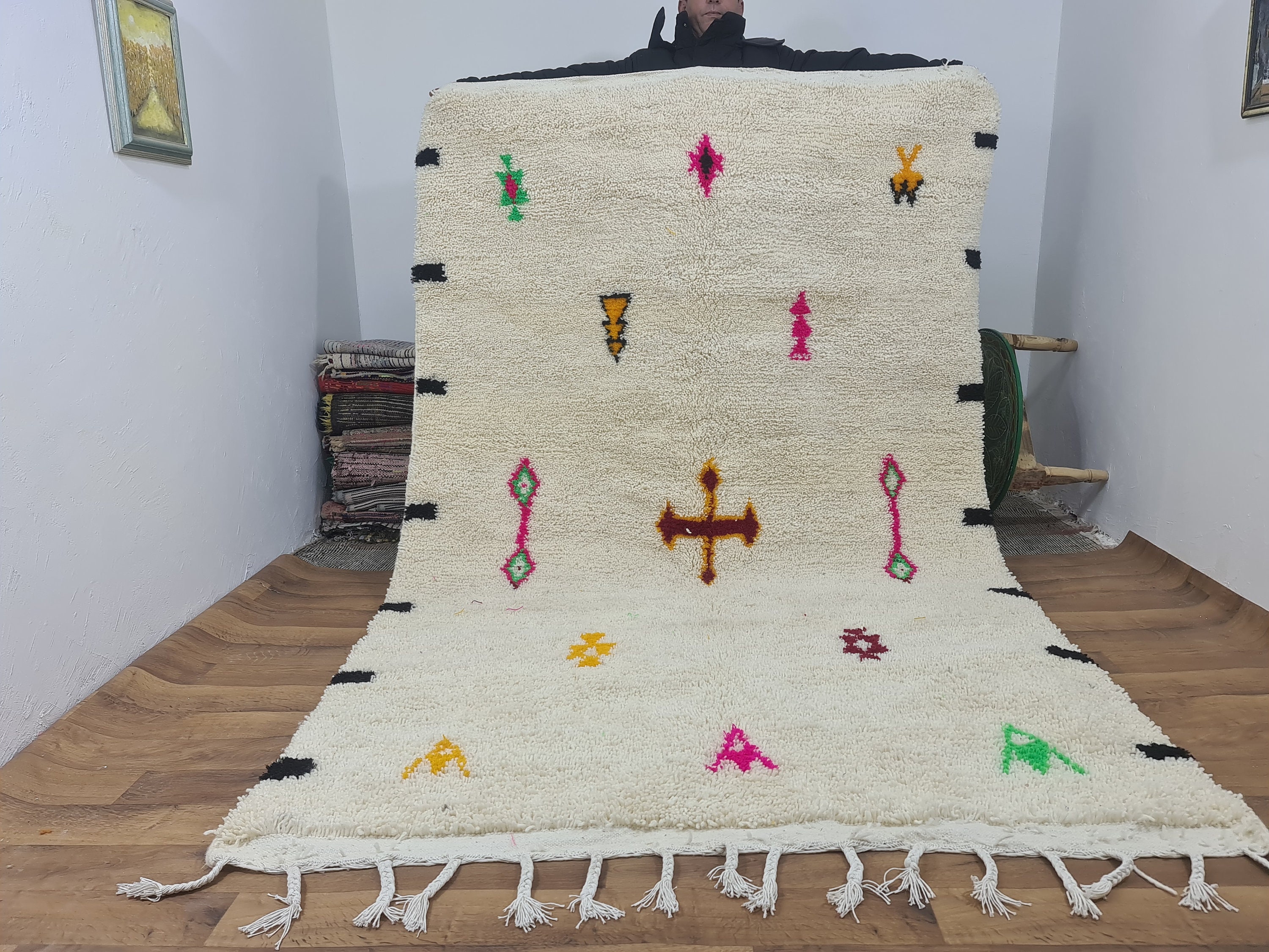 Tapis Beniouarain artistique, tapis blanc personnalisé, tapis tribal coloré, tapis symboles berbères, tapis marocain, tapis de salon, tapis fait à la main