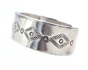 Guter Harrison Yazzie Sterling Silber gestempelt geätzt Navajo Manschette Armband