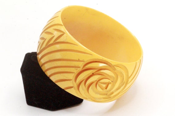 Vintage Chiseled Yellow Bakelite Flower Bangle Br… - image 4