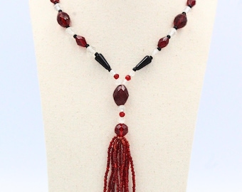 Opulento collar estilo Art Déco antiguo con forma de lazo de cristal negro facetado en rojo arándano