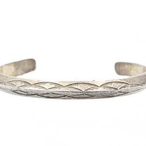 Beau bracelet manchette vintage en argent sterling caréné lingot Navajo