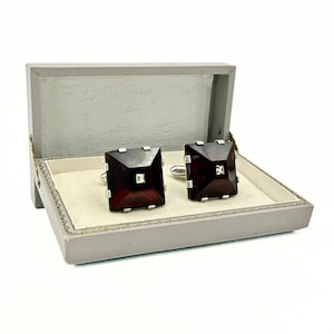 Gemelli Swank Designer, quadrati, in acrilico rosso intenso placcato argento.