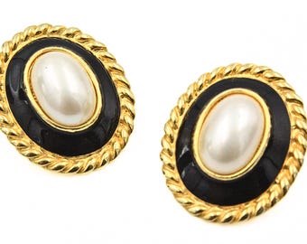 Fabulous Glam French Couture Faux Pearl Cabochon Emalj Guldfärgade Klippörhängen