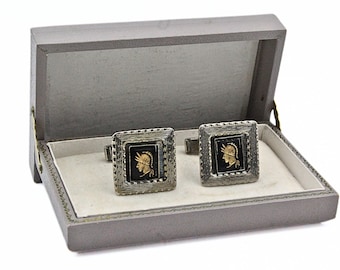 Gemelos de cristal plateado Centurión con intaglio cuadrado tallado firmados por Pat Pend