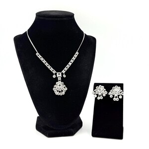 Conjunto de collar y pendientes antiguos Art Déco con engaste de cristal checo chapado en oro de 12 quilates.