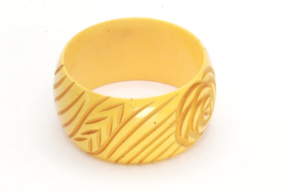 Vintage Chiseled Yellow Bakelite Flower Bangle Br… - image 6