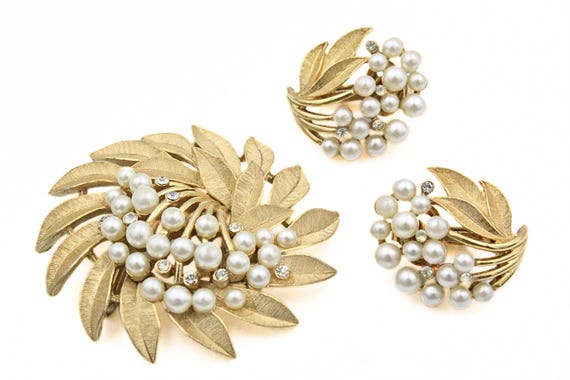 Crown Trifari Designer Signed Rhinestones Faux Pearl Gold Plate Crown Trifari Designer Signed Rhinestones Faux Pearl Gold Plate