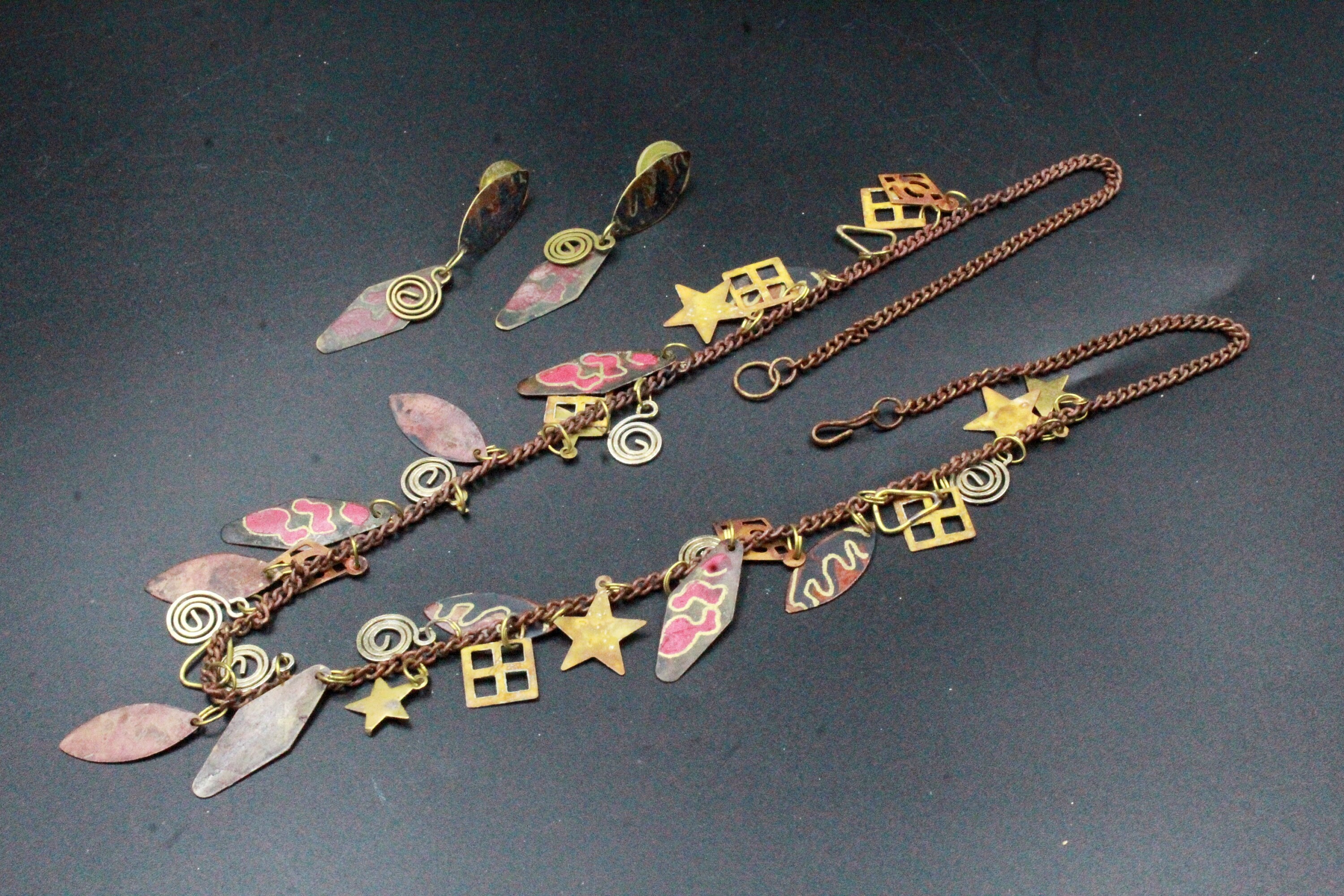 Ensemble de colliers vintage à plusieurs breloques et feuilles