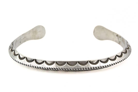 ハンサムな Kee Nataani ナバホマーク入りスターリングシルバー刻印