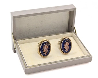 Gemelos vintage retro de cristal azul cobalto con camafeo y caballero moldeados en hueco