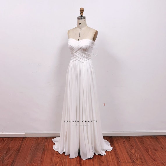 grace kelly chiffon dress Iconic Dress: Grace Kelly's white strapless gown in To Catch a Thief (1955) Francie's desire to seduce John Robie is handily achieved by a figure-caressing strapless gown of white crisscrossing pleated chiffon