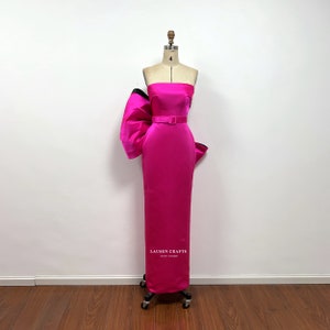 Pinkes Kleid mit Schleife, Pinkes Kostüm, 1950er Jahre Kostüm