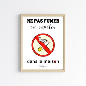 Peut inclure: Un panneau blanc avec du texte noir qui dit "NE PAS FUMER ou vapoter dans la maison Merci!" Un cercle rouge avec une ligne diagonale qui le traverse contient une image de dessin animé d'une cigarette avec de la fumée qui en sort.