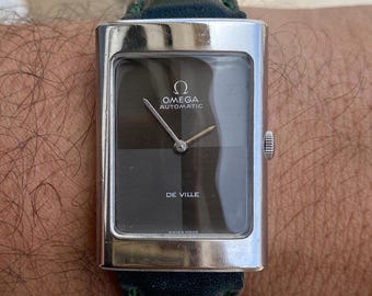 Vintage automatisch horloge Omega De Ville, 25 mm zwarte wijzerplaat | Zeldzaam rechthoekig Zwitsers horloge in tankstijl | Luxe cadeau voor hem | Omega uit de jaren 70