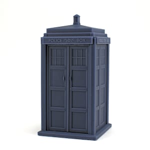 Op de afbeelding: Een blauw, plastic model van een klassieke Britse politiekiosk, met de tekst "POLICE PUBLIC CALL BOX" op de voorkant.