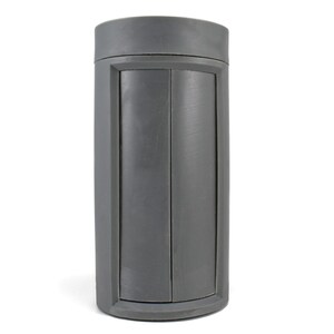 Könnte beinhalten: Ein zylindrischer, grauer Behälter mit Deckel. Der Behälter hat ein vertikales, rechteckiges Design auf der Vorderseite mit zwei Paneelen. Das Objekt besteht aus einem festen Material und ist vor einem weißen Hintergrund platziert.