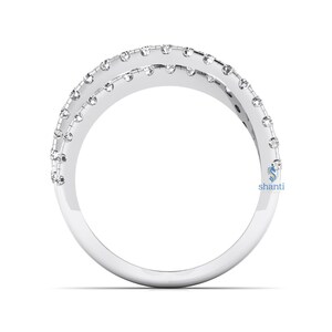 Puede incluir: Anillo de plata con un dise&ntilde;o de doble banda, cada una adornada con peque&ntilde;as gemas brillantes. El anillo tiene un acabado pulido y un estilo moderno y elegante, perfecto para el uso diario o ocasiones especiales.