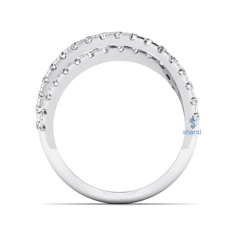 Puede incluir: Anillo de plata con un dise&ntilde;o de doble banda, cada una adornada con peque&ntilde;as gemas brillantes. El anillo tiene un acabado pulido y un estilo moderno y elegante, perfecto para el uso diario o ocasiones especiales.