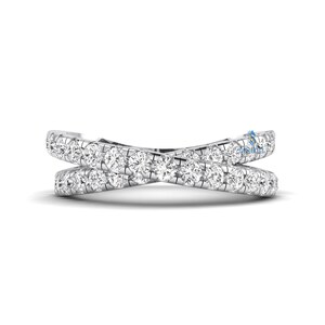 Puede incluir: Un anillo de oro blanco con un dise&ntilde;o cruzado, engastado con numerosas piedras preciosas peque&ntilde;as, redondas y transparentes. El dise&ntilde;o del anillo presenta dos bandas que se cruzan, formando una X. Las piedras preciosas est&aacute;n espaciadas uniformemente.