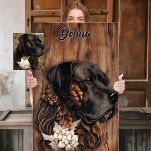 Puede incluir: Un letrero de madera personalizado con un retrato de un perro negro y marr&oacute;n. La cabeza del perro est&aacute; rodeada de detalles florales tallados en tonos marrones y blancos. El nombre "Donna" est&aacute; escrito en letras cursivas negras en el letrero.