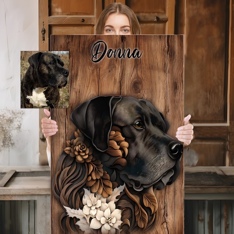 Puede incluir: Un letrero de madera personalizado con un retrato de un perro negro y marr&oacute;n. La cabeza del perro est&aacute; rodeada de detalles florales tallados en tonos marrones y blancos. El nombre "Donna" est&aacute; escrito en letras cursivas negras en el letrero.