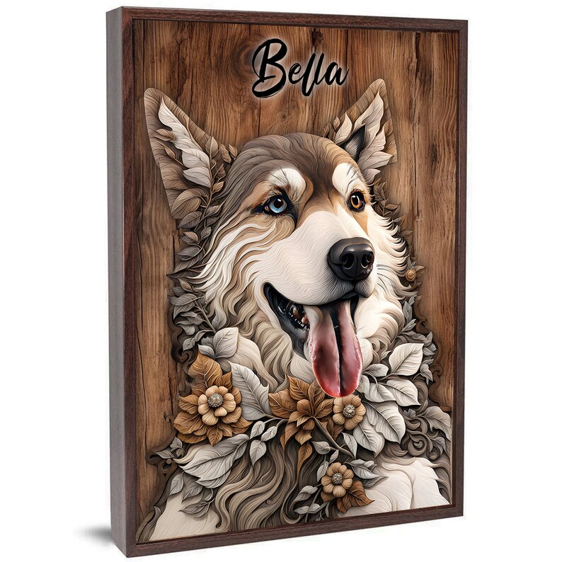 Puede incluir: Una ilustraci&oacute;n enmarcada de un lobo con pelaje marr&oacute;n, blanco y gris. El lobo lleva un collar floral hecho de hojas y flores. El fondo es un patr&oacute;n de veta de madera. El texto "Bella" est&aacute; escrito en negro en la parte superior de la imagen.