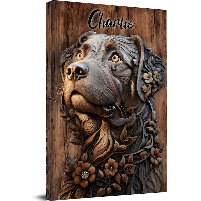 Puede incluir: Una talla de madera de la cabeza de un perro con intrincados detalles florales. El perro es marr&oacute;n y negro y tiene una etiqueta con el nombre "Charlie".
