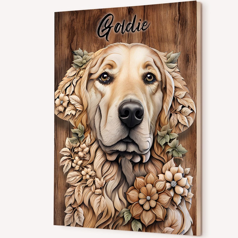 Puede incluir: Un retrato tallado en madera de un perro golden retriever con el nombre "Goldie" escrito encima. El perro est&aacute; rodeado de flores y hojas talladas en madera.
