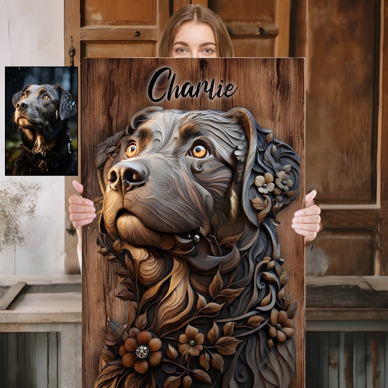 Puede incluir: Un retrato tallado en madera de un perro llamado Charlie. La cabeza del perro est&aacute; rodeada de intrincados dise&ntilde;os florales y el nombre "Charlie" est&aacute; escrito en una fuente decorativa en la madera.