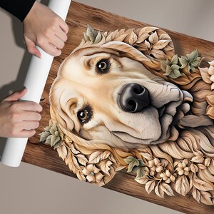 Puede incluir: Un perro golden retriever con un dise&ntilde;o floral de madera tallada alrededor de su cabeza. El perro est&aacute; mirando directamente al espectador con una expresi&oacute;n suave. El fondo es una superficie de madera.