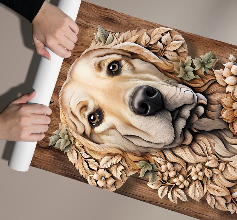 Puede incluir: Un perro golden retriever con un dise&ntilde;o floral de madera tallada alrededor de su cabeza. El perro est&aacute; mirando directamente al espectador con una expresi&oacute;n suave. El fondo es una superficie de madera.