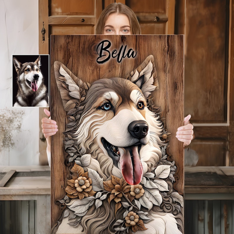 Puede incluir: Un lienzo de madera personalizado con un lobo de pelaje marr&oacute;n, blanco y gris. El lobo tiene ojos azules y marrones y est&aacute; rodeado de flores talladas. El nombre "Bella" est&aacute; escrito en cursiva negra en la parte superior del lienzo.