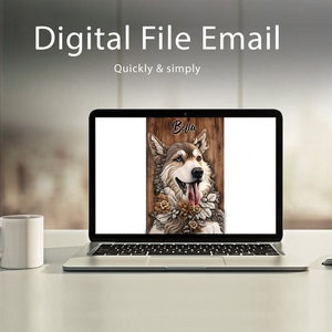 Puede incluir: Un archivo digital de una talla de madera de un lobo con el nombre "Bella" en la madera. El lobo es marr&oacute;n y blanco con la lengua rosa que sobresale. La talla est&aacute; rodeada de flores.