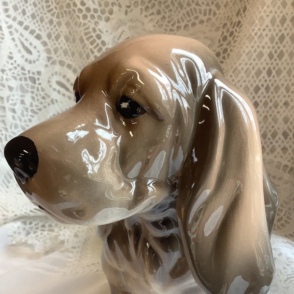 Statue de chien Basset Hound en céramique émaillée marron doux noir et beige