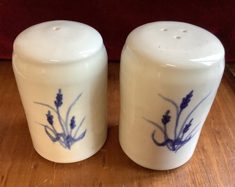 Salières et poivrières en céramique fabriquées à la main, blancs avec fleurs bleues