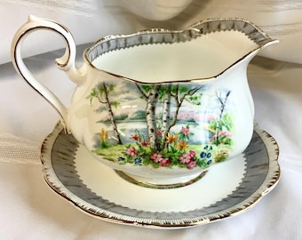 Salsera de porcelana fina Royal Albert 'Silver Birch' con plato base. Fabricada en Inglaterra.