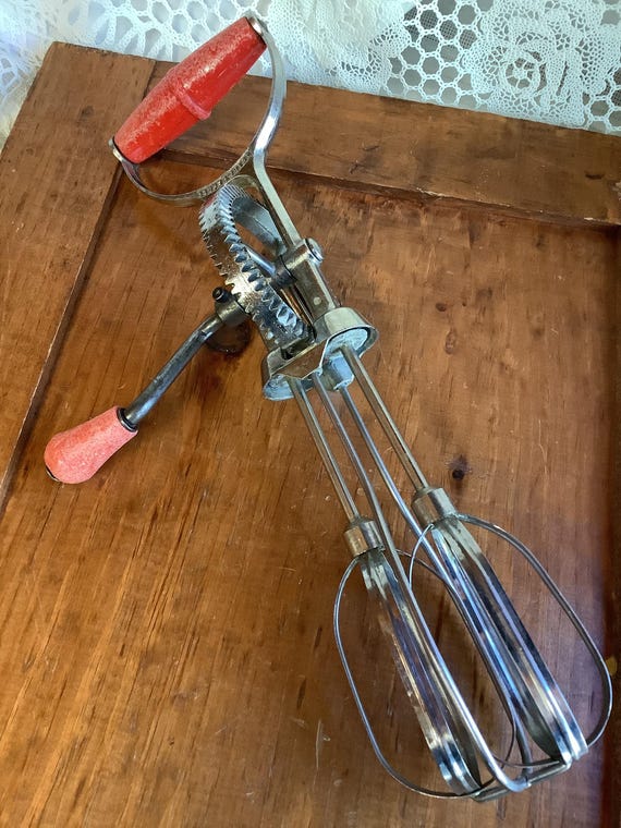Superwhirl Handmixer Schneebesen Metall mit Roten Holzgriffen Made in USA Retro Küchenutensil