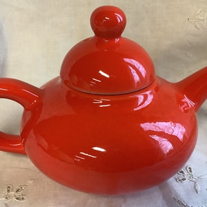 Hayhoe 3321 Flowerdale Tea Tetera de 2 tazas, color rojo brillante, fabricada en Canadá
