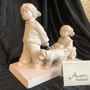 Austin sokkelsculptuur van Dee Growley "Bright Eyes" jongen trekt meisje in kar met hond steengoed beeldje Gemaakt in Canada