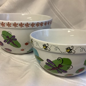 Set van 2 Ursula Dodge Living Garden ondertekend handtekening Housewares Inc. Steengoed mengschalen bijen vlinder Dragonfly bloemrijk