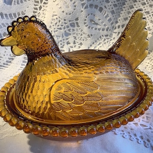 Ambergouden Indiana Glass kip kip haan op nest bedekte schaal met deksel met kralenrand rustiek landelijk boerderijdecor