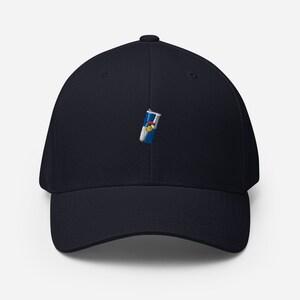 Könnte beinhalten: Eine marineblaue Baseballkappe mit einem gestickten Red Bull-Dosenlogo auf der Vorderseite.