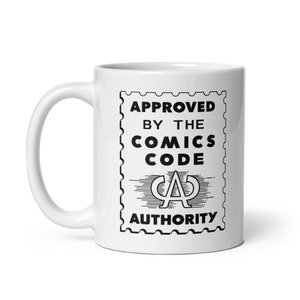 Puede incluir: Taza de cerámica blanca con un gráfico en blanco y negro de un sello que dice "APPROVED BY THE COMICS CODE AUTHORITY".
