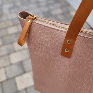 The zipper of the bag is shown in detail. This is one of the customization options, adding a zipper.