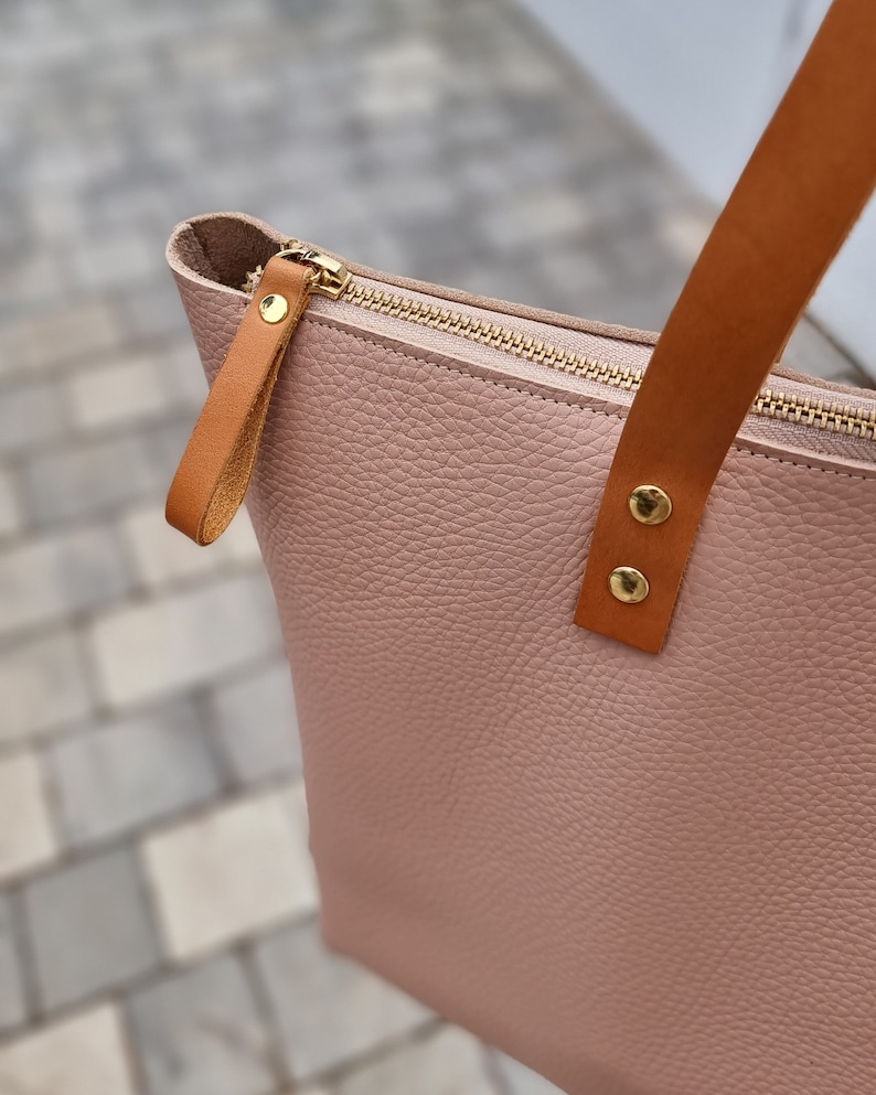 The zipper of the bag is shown in detail. This is one of the customization options, adding a zipper.