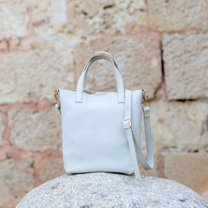 very soft leather bag with cube or rectangular shape. Ideal for everyday use.