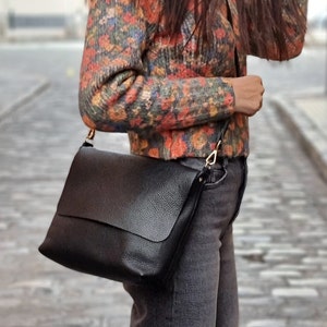 classic leather crossbody bag in black color