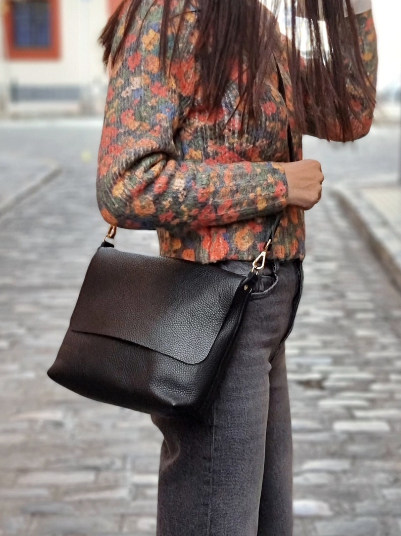 classic leather crossbody bag in black color